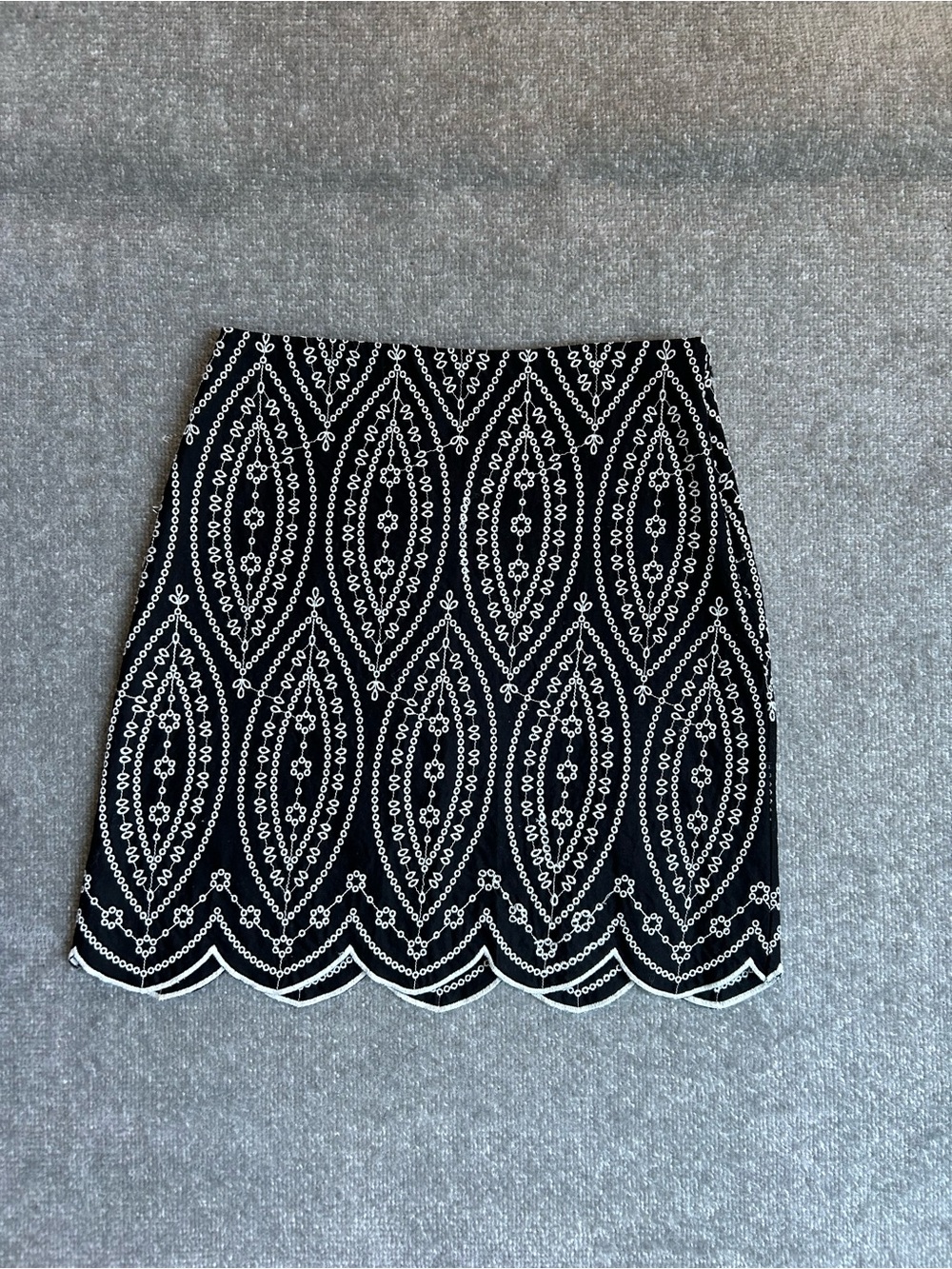 NWOT Loft Size 2 Black & White Embroidered, Scalloped Hem Mini Skirt